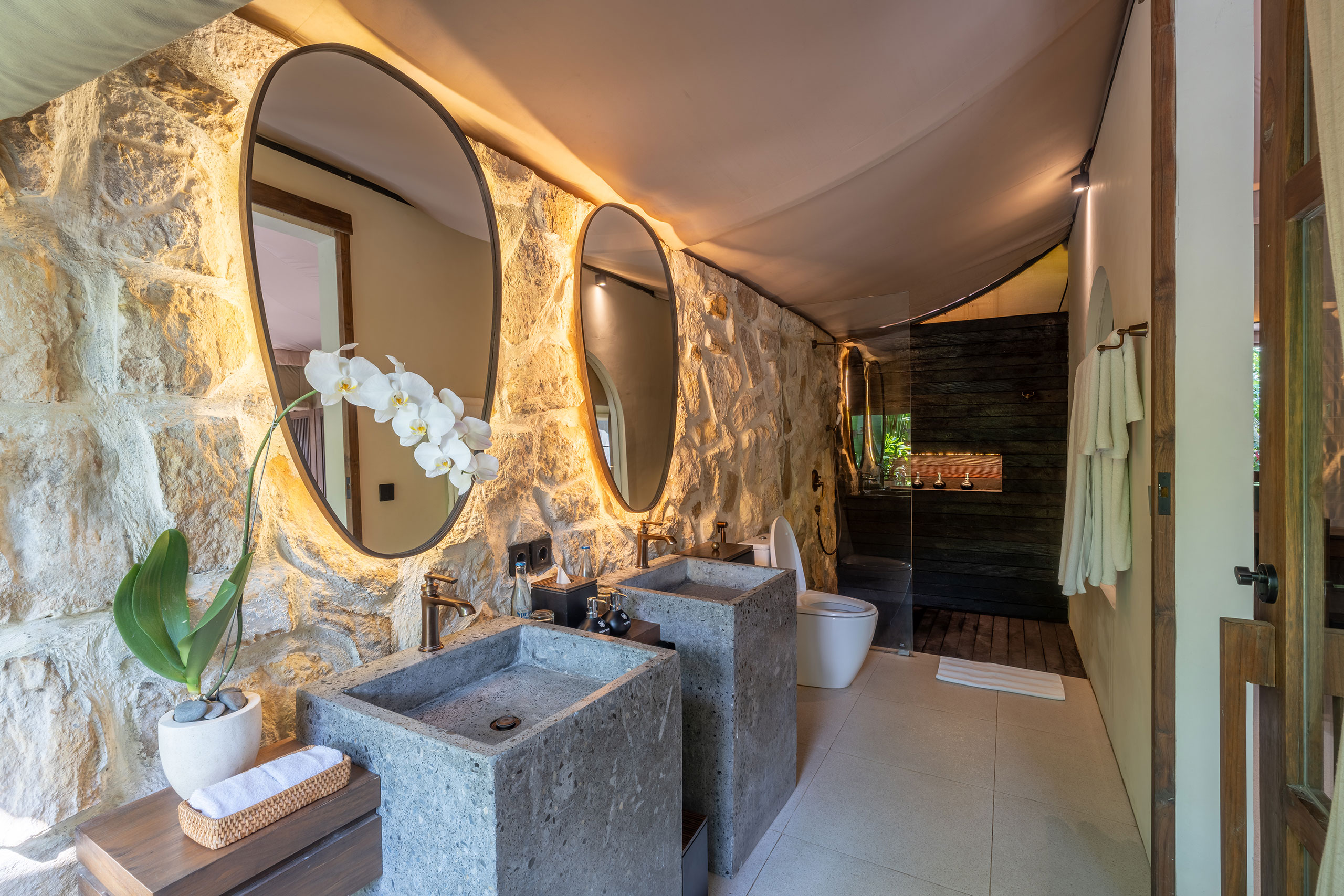 one-bedroom-pool-tent-interior10.webp